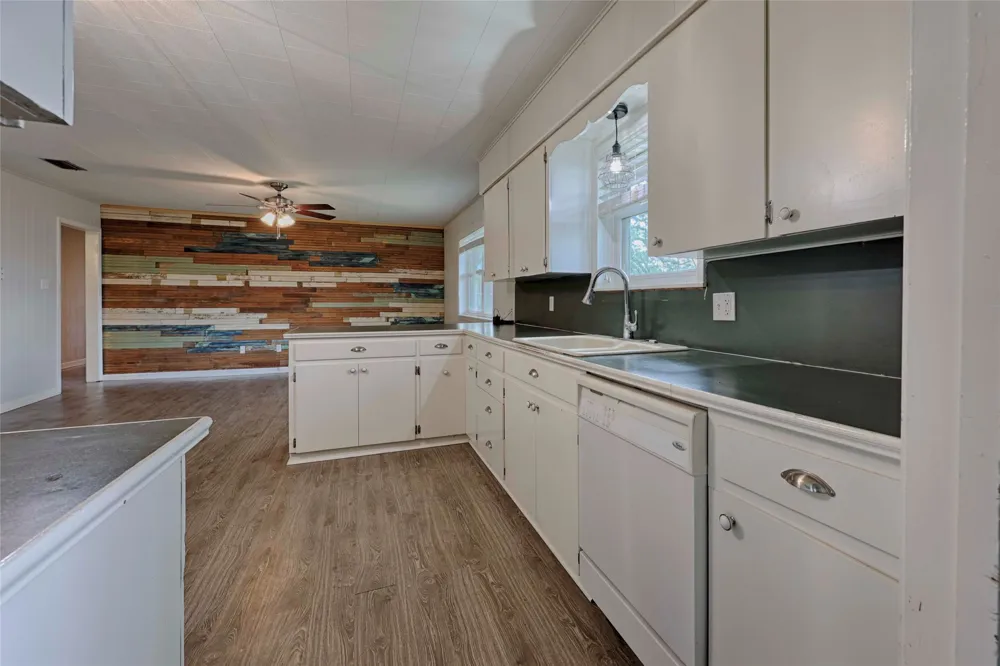 705 S La Grange Street Flatonia, TX 78941