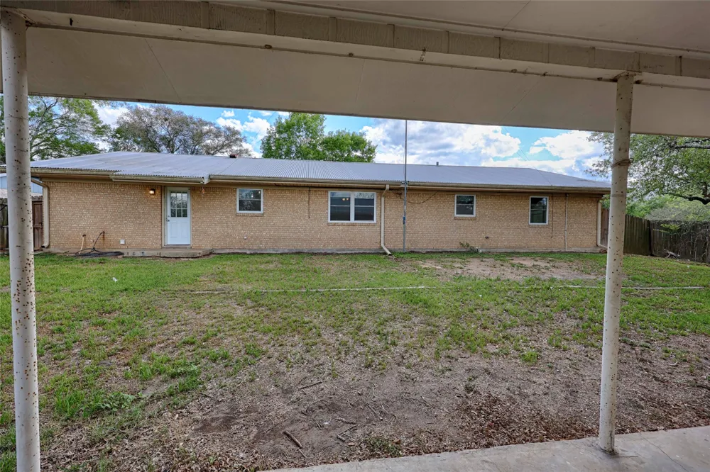 705 S La Grange Street Flatonia, TX 78941