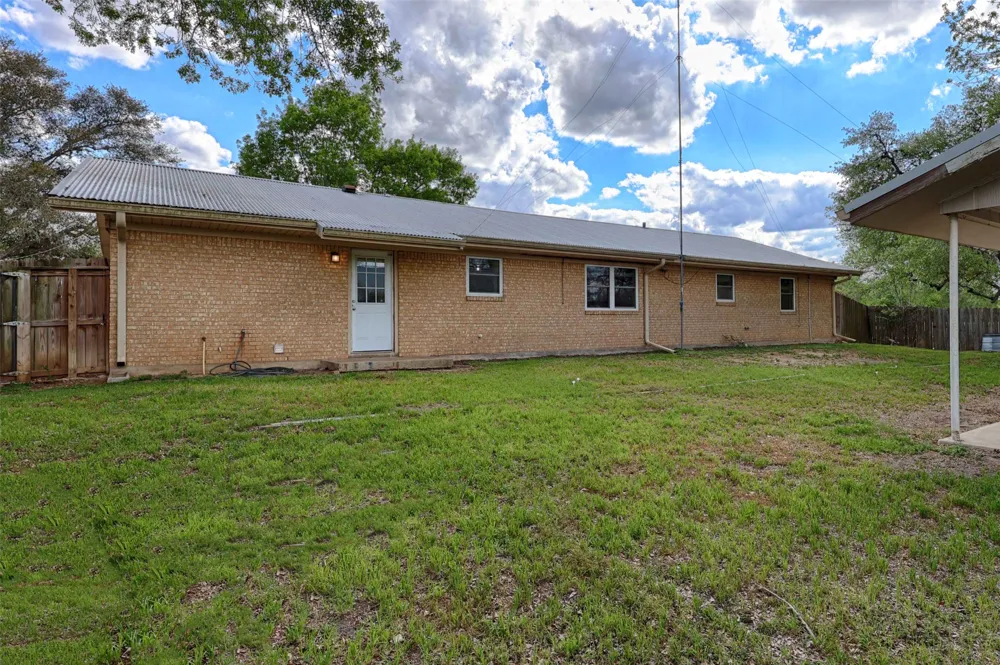 705 S La Grange Street Flatonia, TX 78941