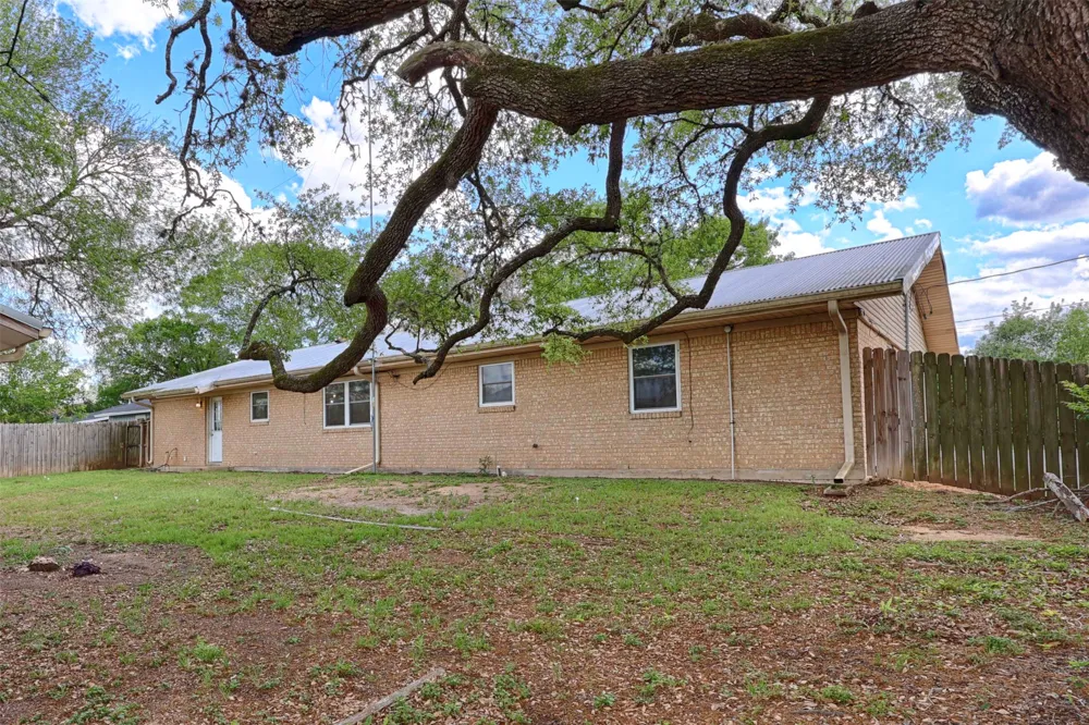 705 S La Grange Street Flatonia, TX 78941