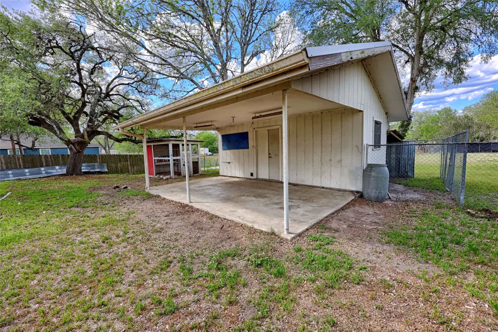 705 S La Grange Street Flatonia, TX 78941
