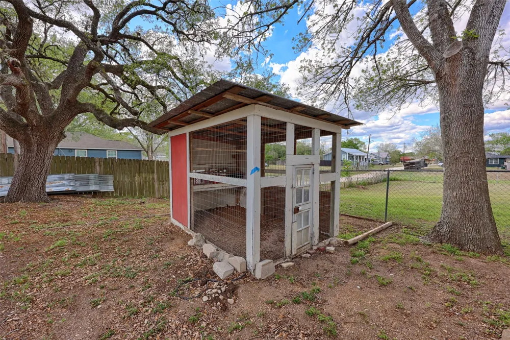 705 S La Grange Street Flatonia, TX 78941