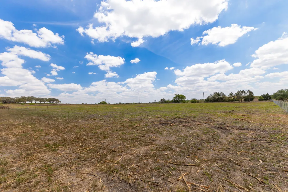 2112 Baca Loop Flatonia, TX 78941