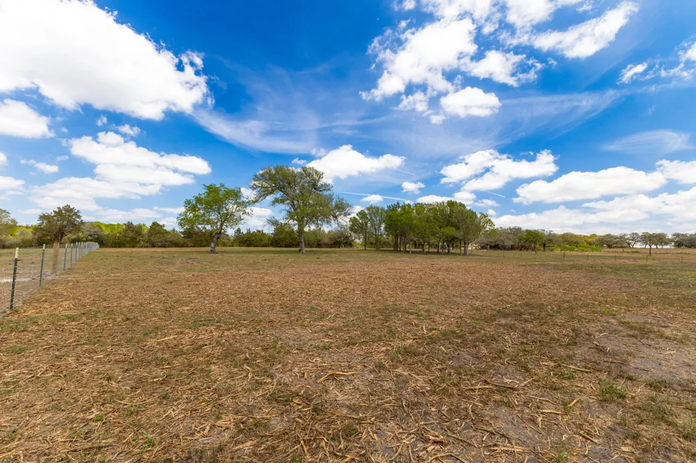 2112 Baca Loop Flatonia, TX 78941