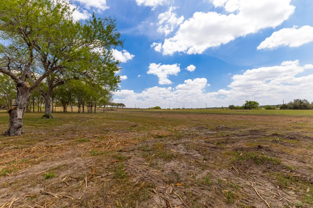2112 Baca Loop Flatonia, TX 78941