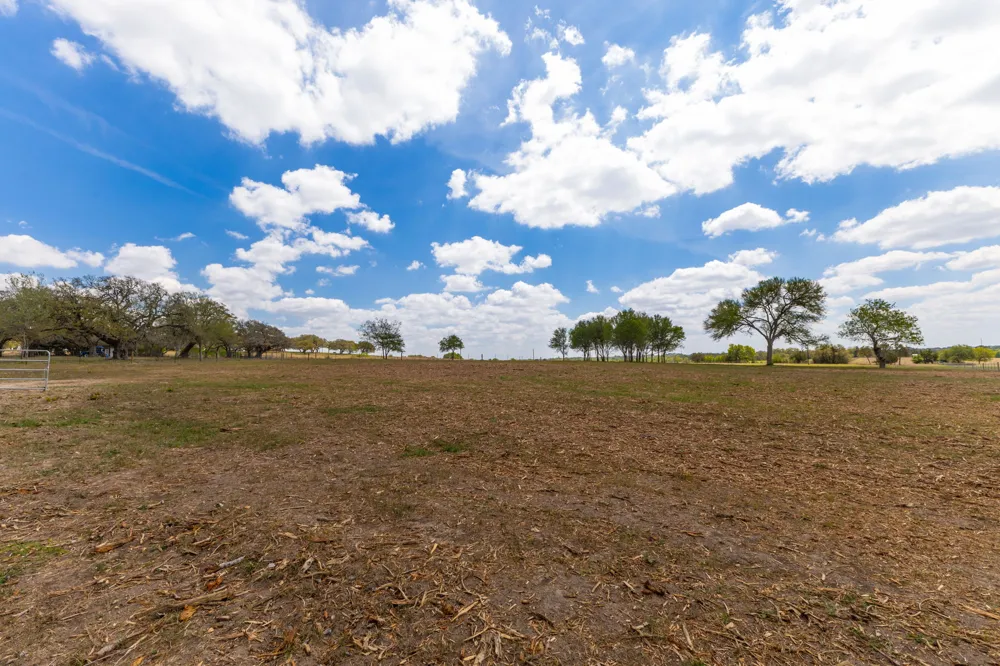 2112 Baca Loop Flatonia, TX 78941