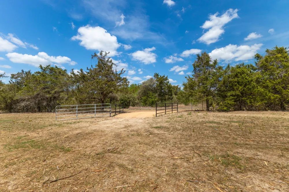 2112 Baca Loop Flatonia, TX 78941