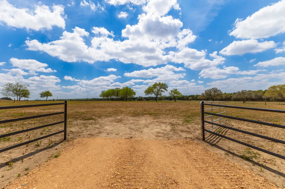 2112 Baca Loop Flatonia, TX 78941