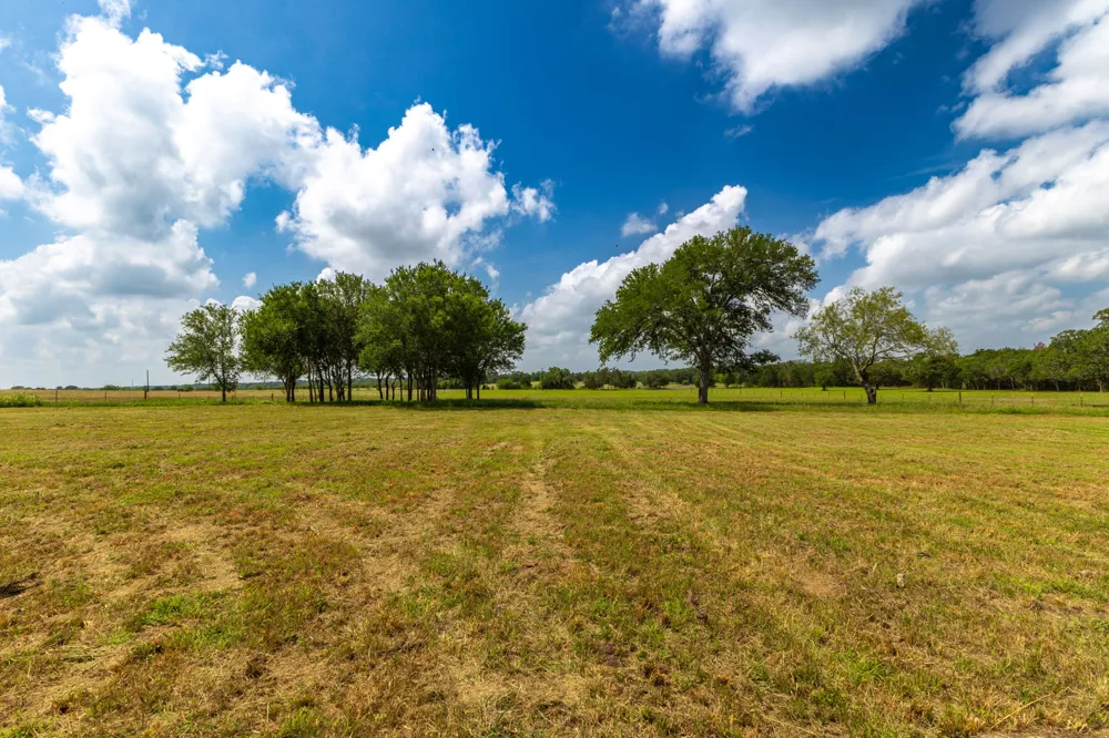 2112 Baca Loop Flatonia, TX 78941