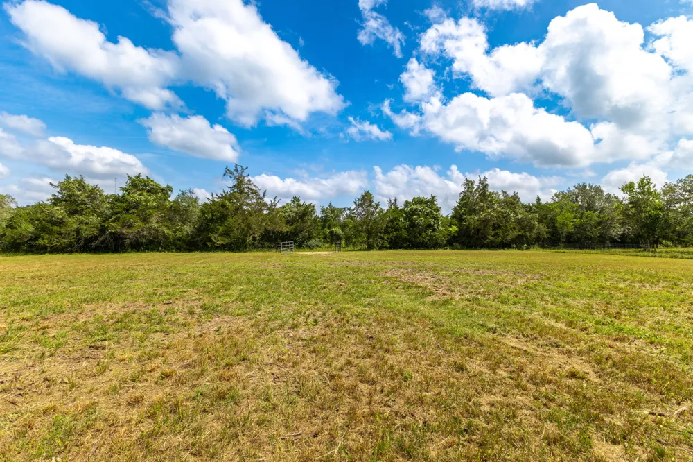 2112 Baca Loop Flatonia, TX 78941