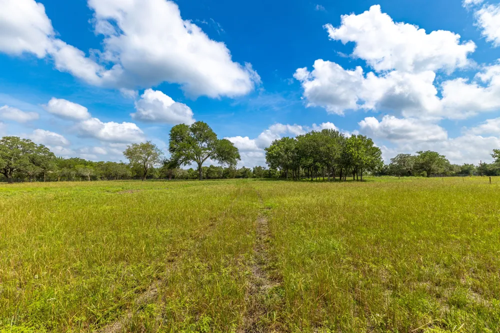 2112 Baca Loop Flatonia, TX 78941