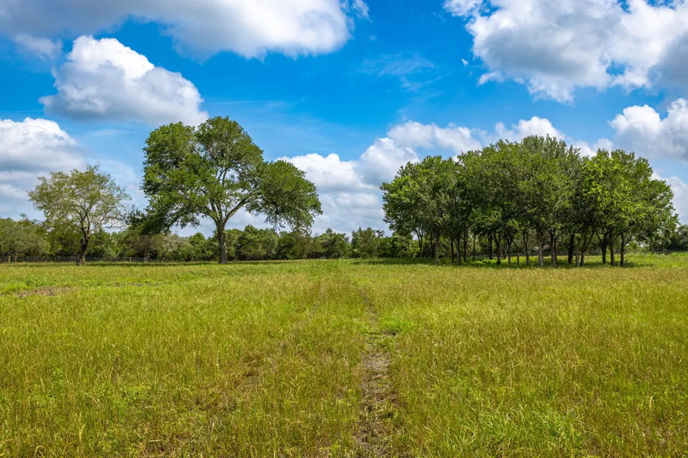 2112 Baca Loop Flatonia, TX 78941