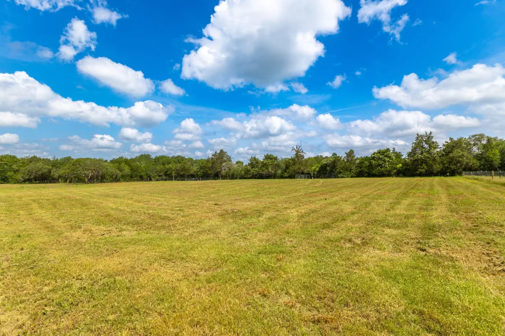 2112 Baca Loop Flatonia, TX 78941