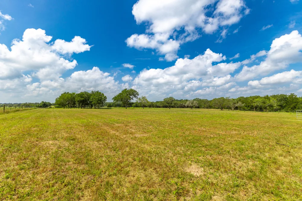 2112 Baca Loop Flatonia, TX 78941