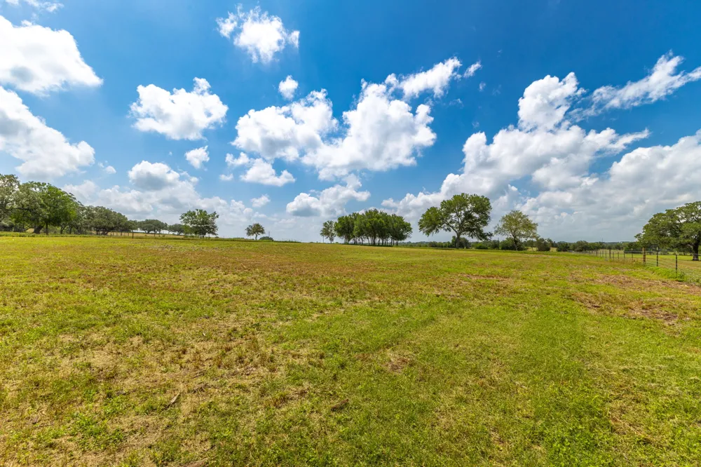 2112 Baca Loop Flatonia, TX 78941