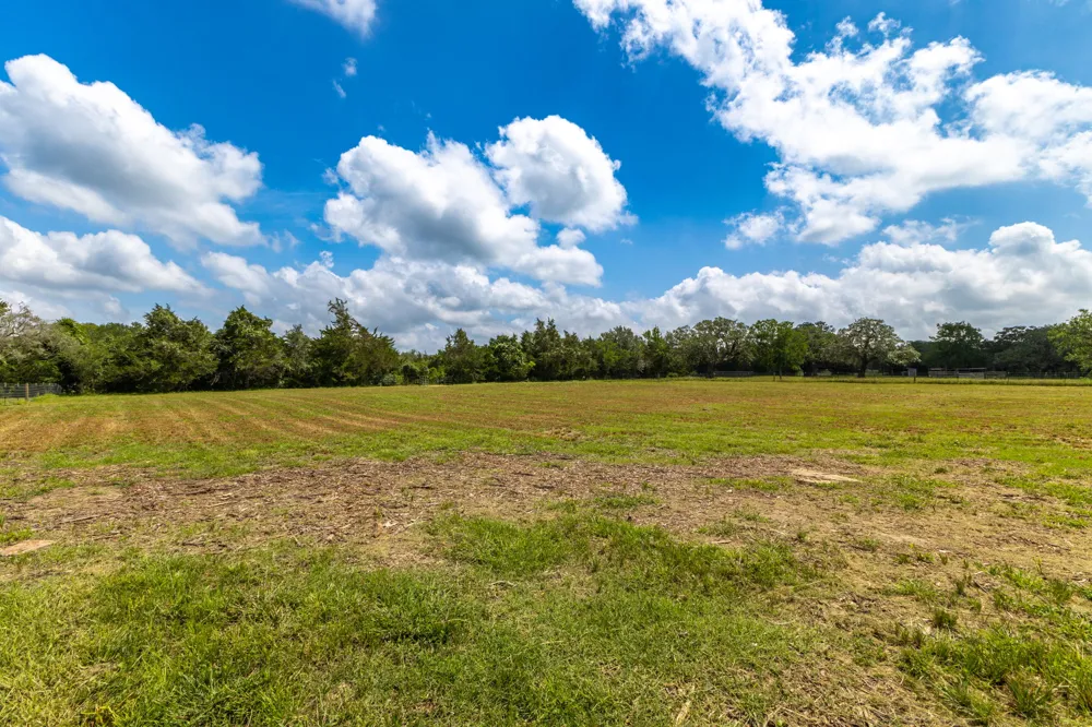 2112 Baca Loop Flatonia, TX 78941