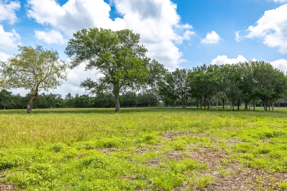 2112 Baca Loop Flatonia, TX 78941