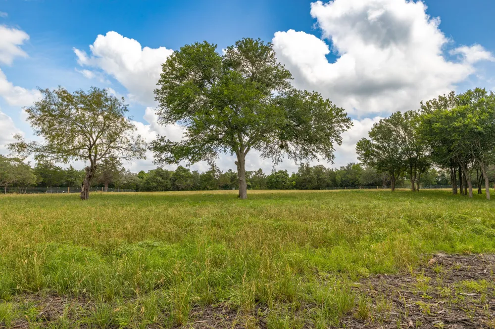 2112 Baca Loop Flatonia, TX 78941