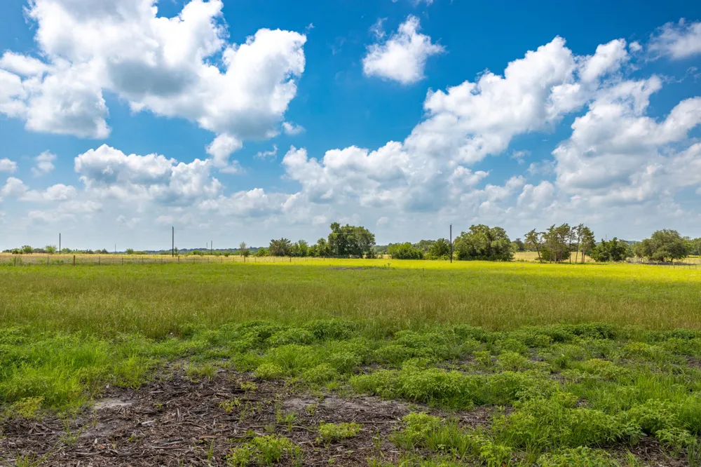 2112 Baca Loop Flatonia, TX 78941