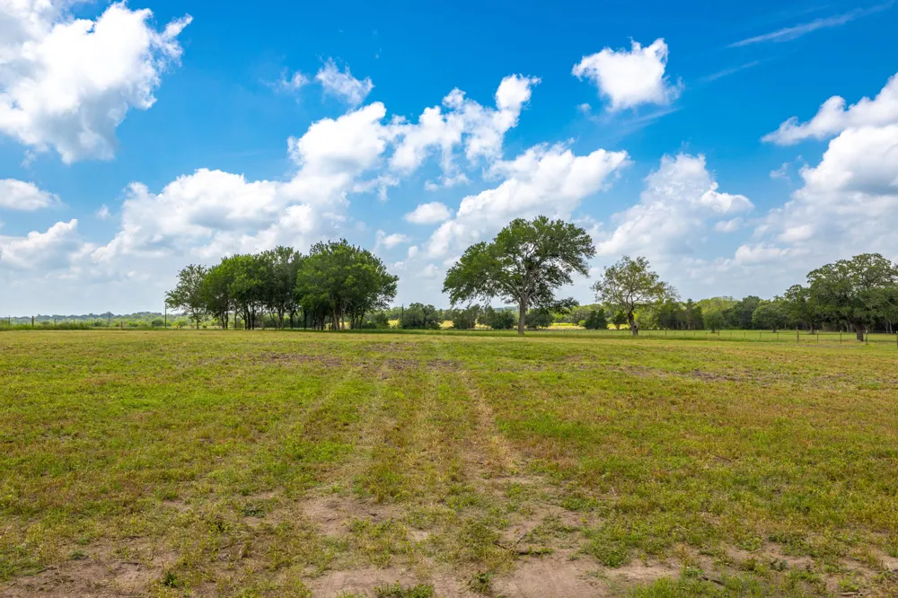 2112 Baca Loop Flatonia, TX 78941