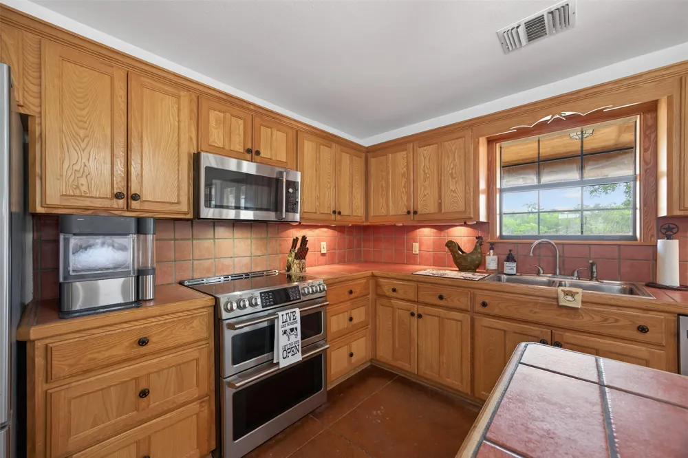 1077 Burdette Wells Road Lockhart, TX 78644