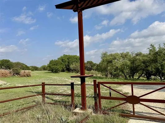 5 Barlow Drive Briggs, TX 78608