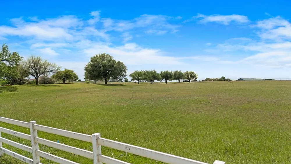 377 Heritage Loop Hutto, TX 78634
