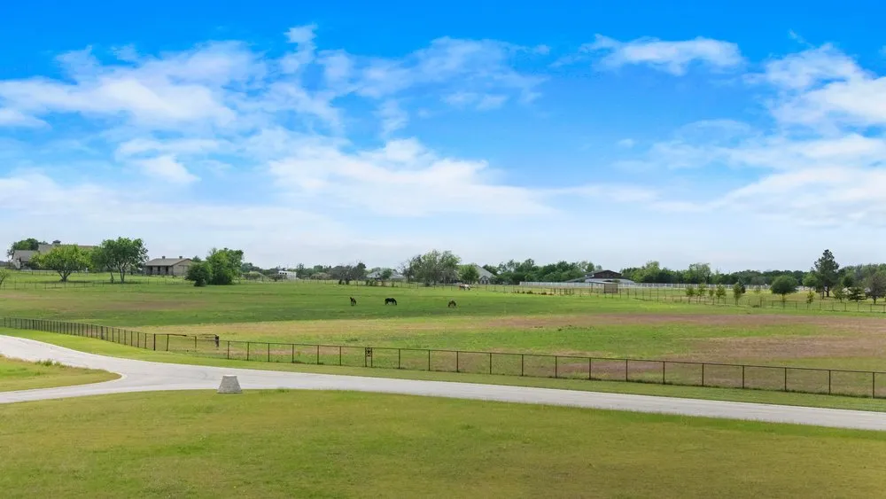 377 Heritage Loop Hutto, TX 78634