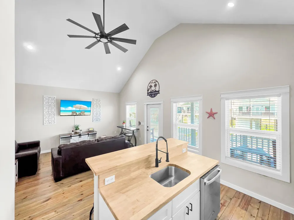 1094 Shady Lane Gilchrist, TX 77617