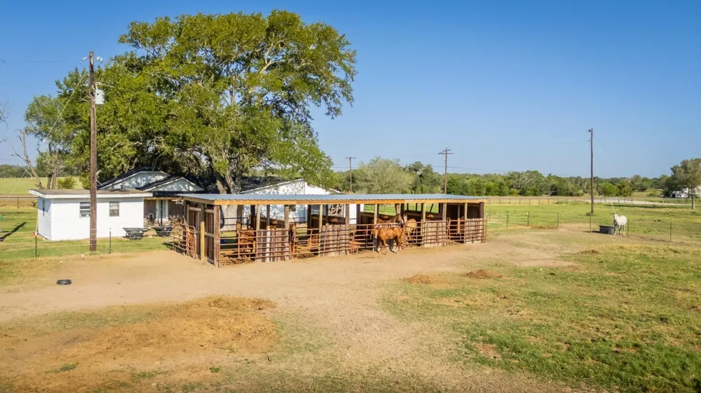 3971 Us Highway 77 S Hallettsville, TX 77964