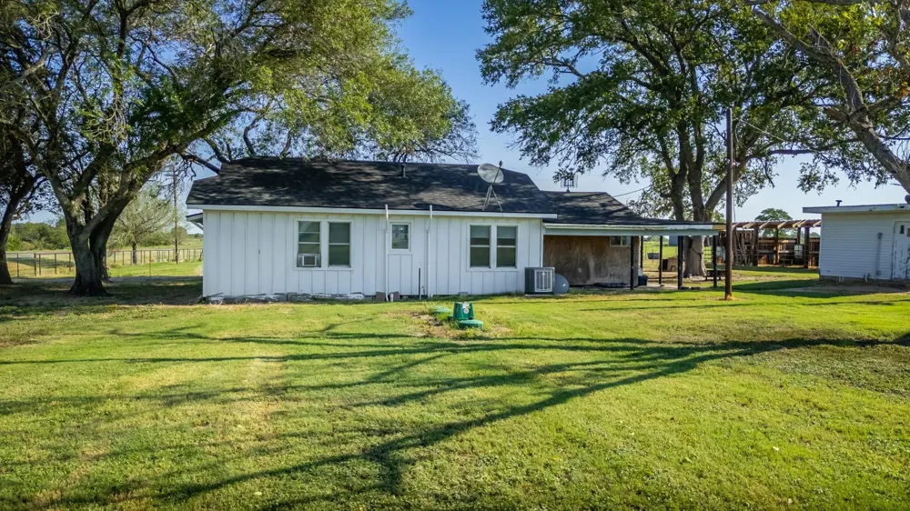 3971 Us Highway 77 S Hallettsville, TX 77964