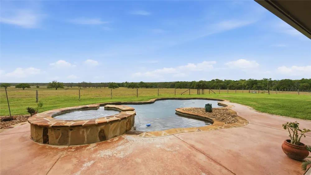 13661 E HIGHWAY 90 Kingsbury, TX 78638