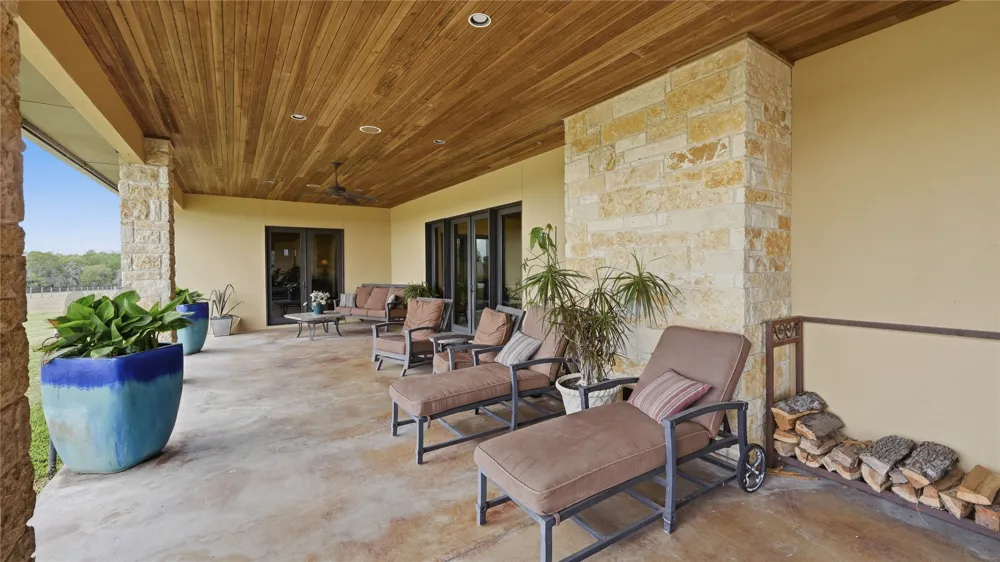 13661 E HIGHWAY 90 Kingsbury, TX 78638