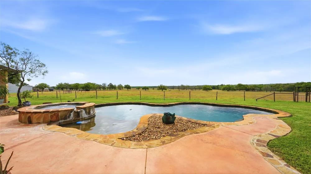 13661 E HIGHWAY 90 Kingsbury, TX 78638