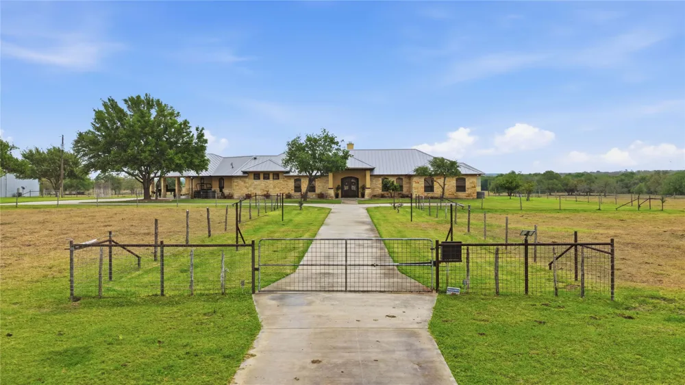 13661 E HIGHWAY 90 Kingsbury, TX 78638