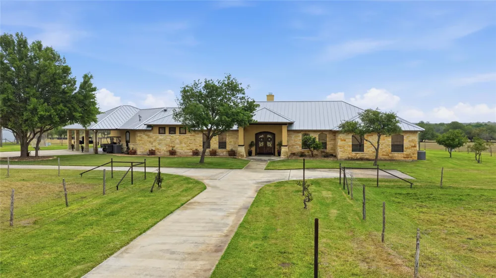 13661 E HIGHWAY 90 Kingsbury, TX 78638