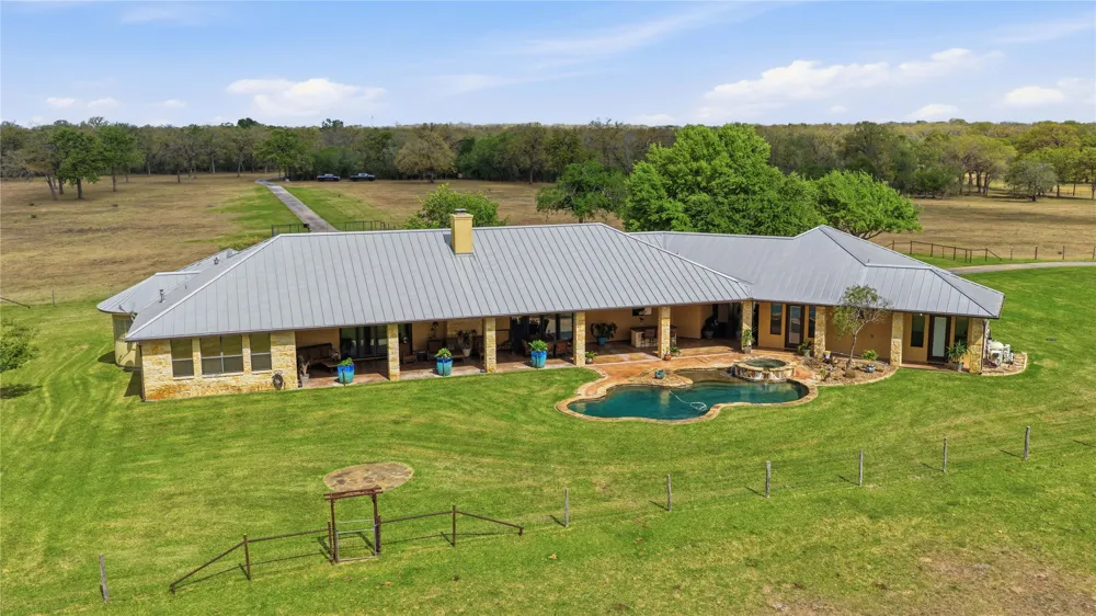 13661 E HIGHWAY 90 Kingsbury, TX 78638