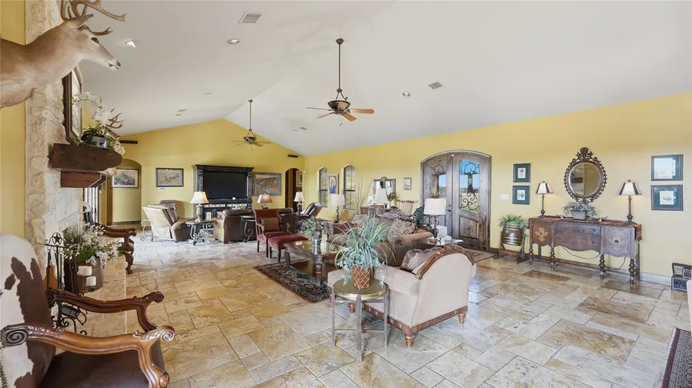 13661 E HIGHWAY 90 Kingsbury, TX 78638