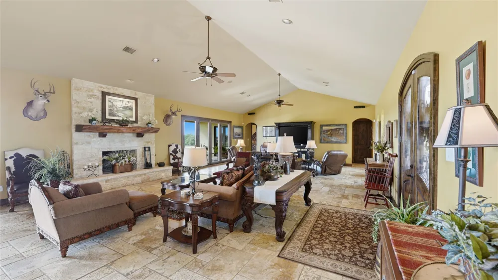 13661 E HIGHWAY 90 Kingsbury, TX 78638