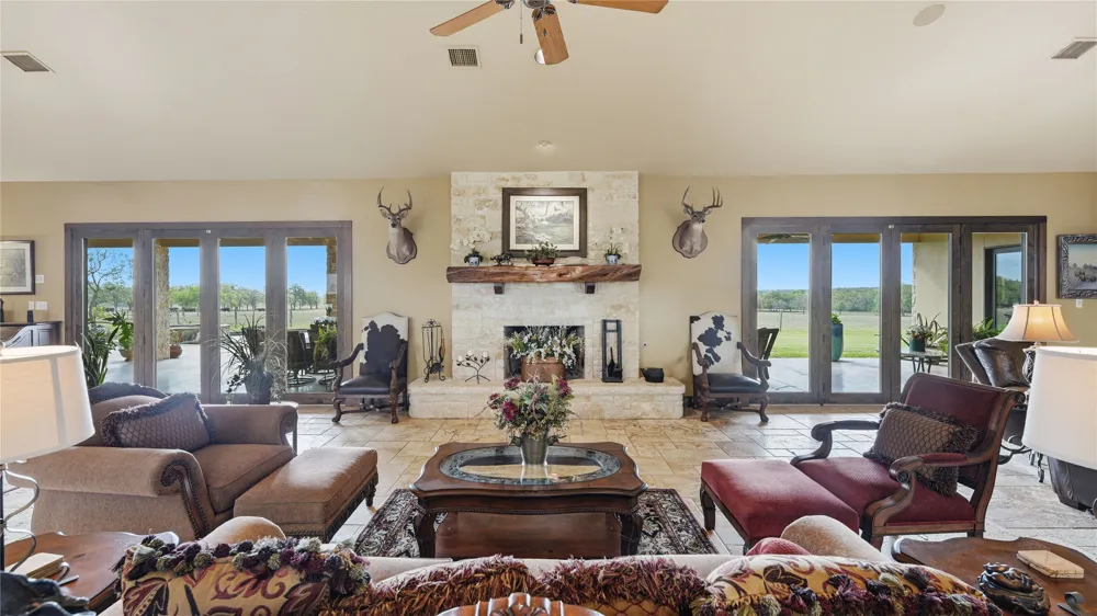 13661 E HIGHWAY 90 Kingsbury, TX 78638