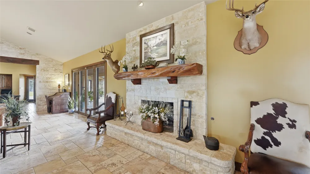 13661 E HIGHWAY 90 Kingsbury, TX 78638