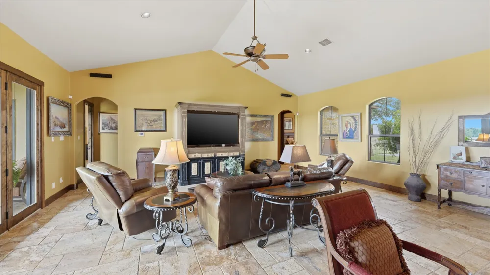 13661 E HIGHWAY 90 Kingsbury, TX 78638