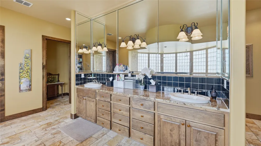 13661 E HIGHWAY 90 Kingsbury, TX 78638