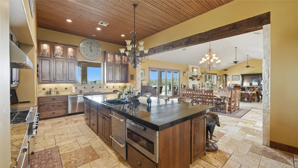 13661 E HIGHWAY 90 Kingsbury, TX 78638