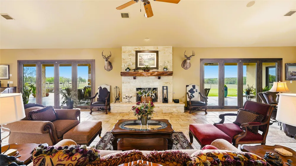 13661 E HIGHWAY 90 Kingsbury, TX 78638
