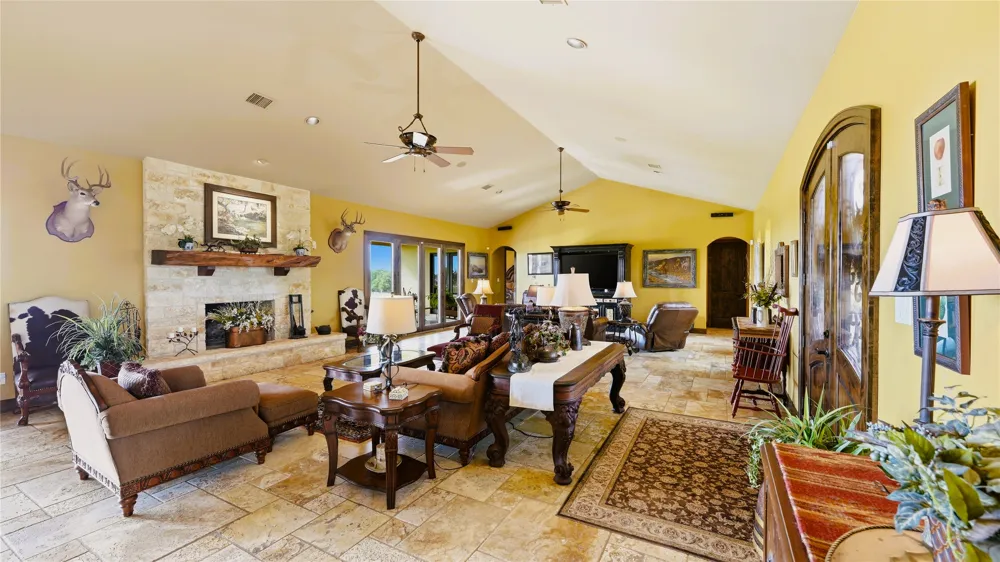 13661 E HIGHWAY 90 Kingsbury, TX 78638