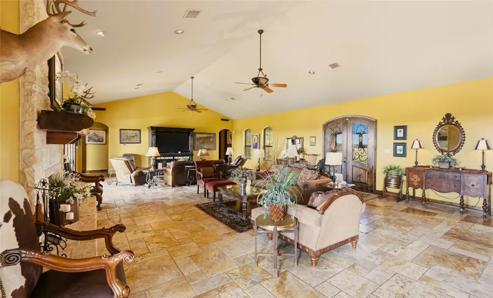 13661 E HIGHWAY 90 Kingsbury, TX 78638