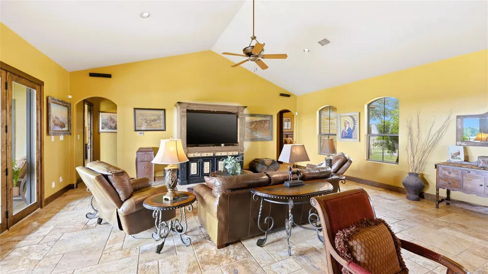13661 E HIGHWAY 90 Kingsbury, TX 78638