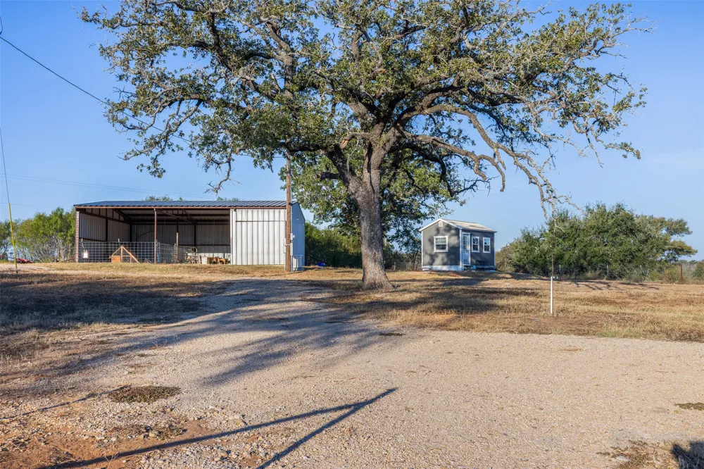 3270 Fm 671 Luling, TX 78648