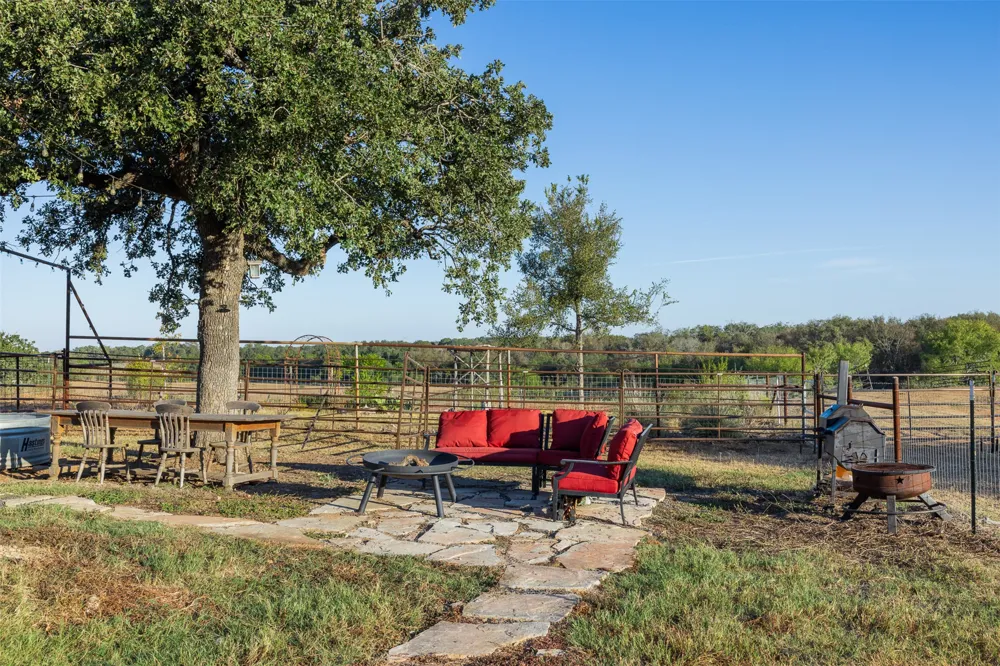 3270 Fm 671 Luling, TX 78648